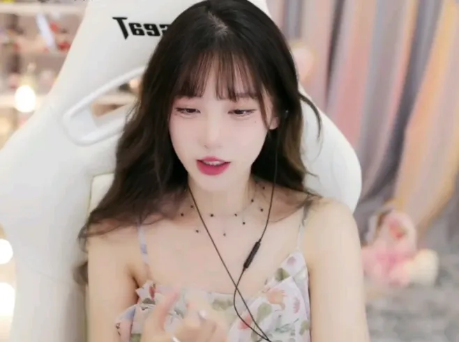 游戏主播艾琳连麦被提问，四大发明是什么，回答错误被吐槽是文盲__游戏主播艾琳连麦被提问，四大发明是什么，回答错误被吐槽是文盲