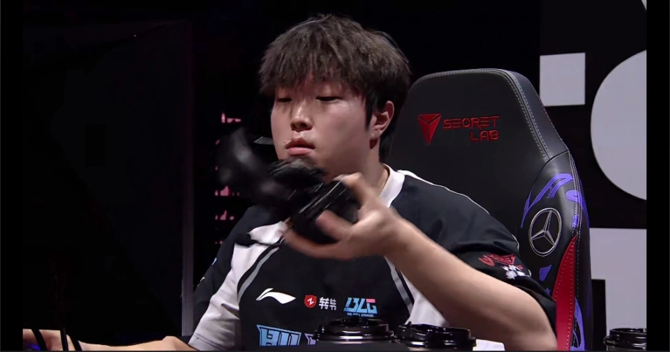 横扫G2晋级MSI正赛后，BLG选手众生相，Bin：我想晚点碰到GEN_横扫G2晋级MSI正赛后，BLG选手众生相，Bin：我想晚点碰到GEN_
