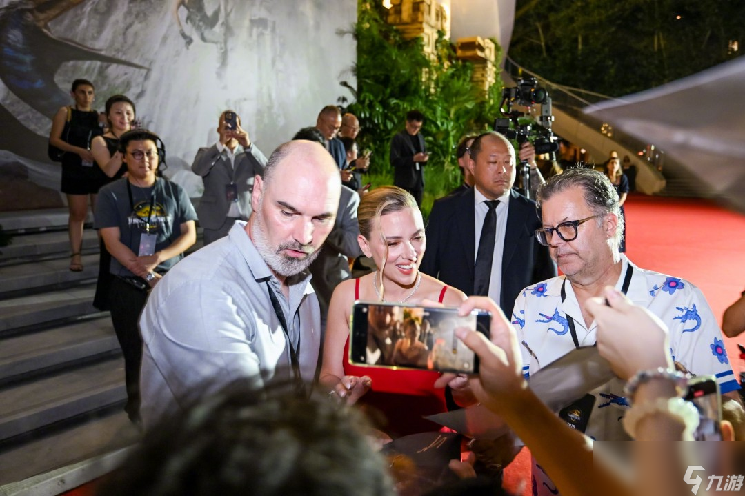 《侏罗纪世界 重生》中国首映礼 寡姐一条红裙性感亮相_《侏罗纪世界 重生》中国首映礼 寡姐一条红裙性感亮相_
